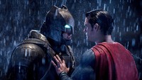 Kisah perseteruan Batman dan Superman itu dapat disaksikan selama dua setengah jam di bioskop. (Official Batman v Superman)