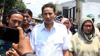 Dalam acara tersebut, Sandiaga mendengar tanya-jawab antara warga dengan Aryo.