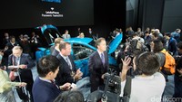 Suasana jumpa pers Prius Prime di New York. Dalam kondisi baterai listrik penuh dan tangki BBM penuh, mobil tersebut dapat melesat sejauh 965 kilometer dengan kondisi bahan bakar dan baterai terisi penuh.Foto: Toyota USA