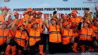 Ahok foto bersama dengan pasukan oranye saat meresmikan RPTRA Tanah Abang 3, Kamis (24/3/2016).