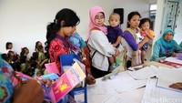 RPTRA ini dilengkapi dengan Posyandu. Tampak sejumlah warga mengantre di Posyandu tersebut.