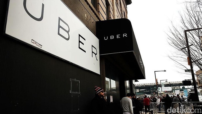 NEW YORK, NY - FEBRUARY 01: Uber headquarters stands in Queens as hundreds of Uber drivers protest  the companys recent fare cuts and went on strike in front of the car services New York offices on February 1, 2016 in New York City. The drivers say Uber continues to cut into their earnings without cutting into its own take from each ride. In claiming fare reduction would mean more work for drivers, the San Francisco based company cut its prices by 15 percent last week.  (Photo by Spencer Platt/Getty Images)