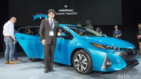 Chief Engineer Koji Toyoshima berdiri di samping Prius Prime saat diperkenalkan di pameran New York Motor Show. Foto: Toyota USA