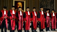 Ke-32 pejabat yang dilantik untuk menjabat di lingkungan peradilan umum, lingkungan peradilan agama, dan lingkungan peradilan militer.