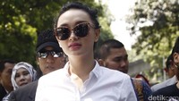 Zaskia yang tampak mengenakan baju putih itu pun bergeser ke arah Taman Mini dan akhirnya langsung bergerak ke Polda Metro Jaya.