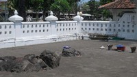 Selain Cepuri Parangkusumo, di belakangnya ada hamparan batu karang memanjang seperti ular raksasa. Namanya Cepuri Parang Anom (Bagus/detikTravel)