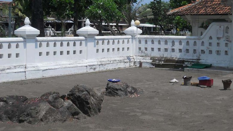 Kisah Mitos Batu Cinta Ratu Kidul di Pantai Parangkusumo 