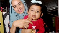 Selama berjualan, Shakila tidak pernah lepas dari gendongannya. Pool/Ismail/detikFoto.