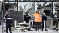 Kaca jendela pecah dan langit-langit bandara runtuh. Yorick Jansens/Reuters/detikFoto.