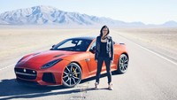 Di padang gurun, Letty yang mengendarai Jaguar F-Type SVR mampu membukukan kecepatan sampai 323 km per jam. Foto: Jaguar