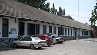 Mobil parkir di depan gedung SMPN 5 Yogyakarta yang antik. Kawasan Kotabaru di Kota Yogyakarta pada masa kolonial disiapkan Belanda sebagai tempat pemukiman orang Eropa (Bagus/detikTravel)