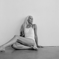 Beberapa model memilih pensiun sebelum berusia 50 tahun. Namun tidak dengan Yasmina Rossi, walau usianya hampir menginjak 60 tahun tapi ia masih laris menjadi model iklan dan pemotretan. Rambut putih dan kerutan di kulit tak melunturkan kecatikannya sebagai model di usia senja. Foto: Dok. The Dreslyn