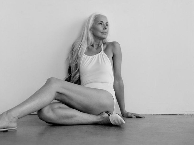 Beberapa model memilih pensiun sebelum berusia 50 tahun. Namun tidak dengan Yasmina Rossi, walau usianya hampir menginjak 60 tahun tapi ia masih laris menjadi model iklan dan pemotretan. Rambut putih dan kerutan di kulit tak melunturkan kecatikannya sebagai model di usia senja. Foto: Dok. The Dreslyn