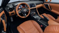 Beralih ke interior. Anda akan disambut dengan interior premium. Seluruh panel dasbor dan instrumen telah diperbarui dan dilapisi kulit berkualitas tinggi dan berseni dengan jahitan khasnya.