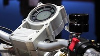 Tampilan instrumen cluster Honda Scrambler CB650.