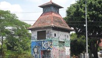 Gardu listrik milik Electrische Centrale van de Algemeene Nederlandsch-Indische Electriciteit Maatschappij (ANIEM). Gardu ini kini penuh grafitti (Bagus/detikTravel)