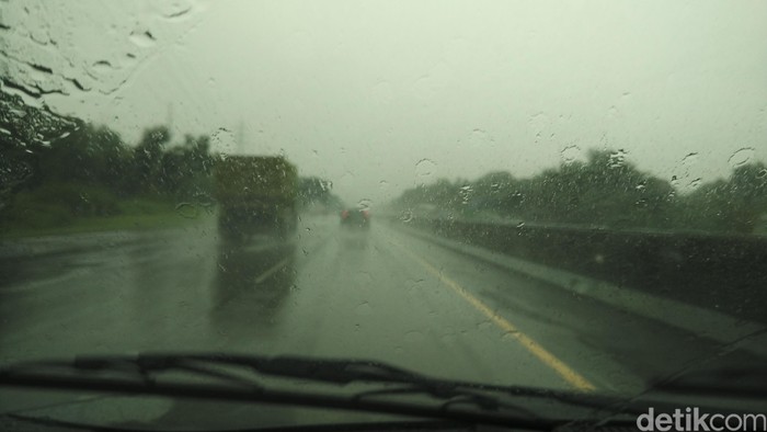 Hujan Deras Guyur Tol Cikampek KM 57, Hati-hati Jalan Licin
