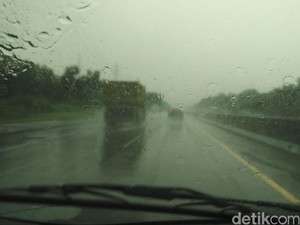 Hujan Deras Guyur Tol Cikampek KM 57, Hati-hati Jalan Licin