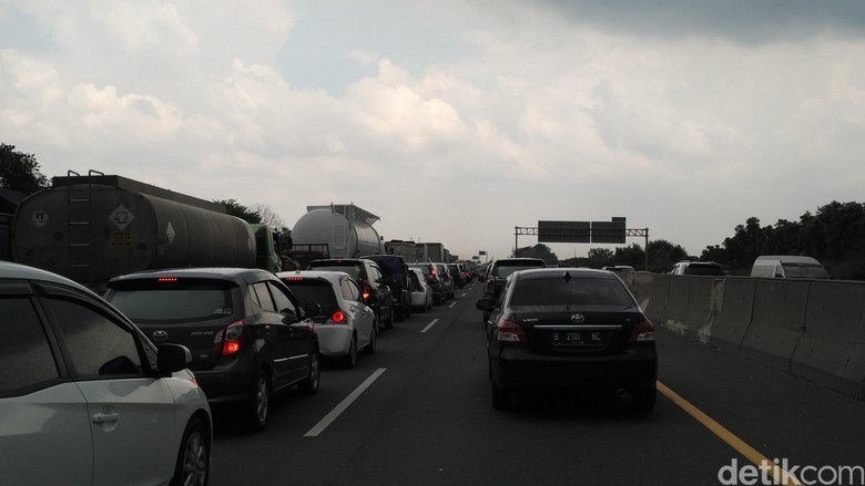 H+1 Lebaran, Tol Jatibening Arah Cikampek Macet 13 Km H+1 Lebaran, Tol Jatibening Arah Cikampek Macet 13 Km
