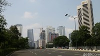 Jika biasanya pemandangan arus lalin di wilayah Jl Jenderal Sudirman dipenuhi oleh kendaraan, baik itu angkutan umum, pribadi, dan kendaran roda dua, maka pada hari ini semua pemandangan itu tidak terlihat.