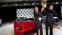 Predikat mobil terbaik dunia tahun ini jatuh pada Mazda MX-5. Foto: World Car of The Year Awards
