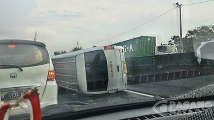 Bus Travel Terbalik di Tol Cipularang KM 91