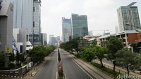 Tidak tampak polisi lalu lintas yang mengatur lalu lintas. Cuaca di sekitar Jalan Sudirman juga pada hari ini terlihat cukup berawan.