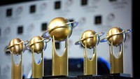 Trofi pemenang mobil terbaik dunia terjejer rapi menjelang pengumuman di New York, Amerika Serikat beberapa hari lalu. Foto: World Car of The Year Awards