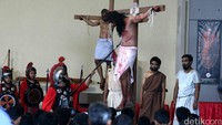 Sepanjang prosesi penyaliban, kesengsaraan Yesus digambarkan secara nyata, mulai dari penjemputan paksa dan dianiaya tentara Romawi, hingga disiksa secara kejam, hingga kematiannya di kayu salib.