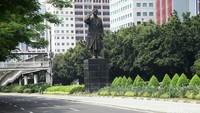 Ibu Kota Jakarta hari ini terlihat sangat lengang di hari pertama libur panjang dan juga masuk pada perayaan Paskah. Situasi ini terpantau di wilayah Jalan Jenderal Surdirman, Jakarta Pusat.