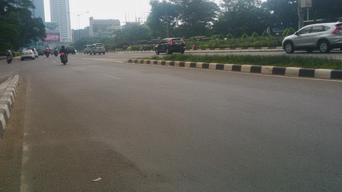 Libur Panjang, Jl Sudirman Lengang Dari Kendaraan Bermotor

Ibu Kota Jakarta hari ini terlihat sangat lengang di hari pertama libur panjang dan juga masuk pada perayaan Paskah. Situasi ini terpantau di wilayah Jalan Jenderal Surdirman, Jakarta Pusat.

Jika biasanya pemandangan arus lalin di wilayah Jl Jenderal Sudirman dipenuhi oleh kendaraan, baik itu angkutan umum, pribadi, dan kendaran roda dua, maka pada hari ini semua pemandangan itu tidak terlihat.

Pantauan detikcom, Jumat (25/3/2016) dari wilayah Tanah Abang, Jakarta Pusat menuju Jalan Jenderal Sudirman hanya sedikit kendaraan yang melintas. Memasuki wilayah Jl MH Thamrin, hanya terlihat beberapa pejalan kaki yang berjalan di trotoar.

Tak banyak kendaraan umum dan pribadi yang melintas di jalan utama ini. Bahkan melongok ke dalam bus, angkutan umum, tempat duduk penumpang terlihat banyak yang kosong. Sepeda motor sendiri dapat dipacu antara 40 km per jam hingga 60 km per jam. 

Tidak tampak polisi lalu lintas yang mengatur lalu lintas.  Cuaca di sekitar Jalan Sudirman juga pada hari ini terlihat cukup berawan.