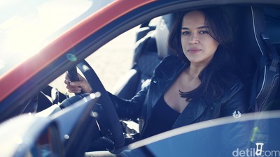 Michelle Rodriguez Ngebut dengan Jaguar