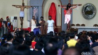 Selama proses penyiksaan, kaki dan tangan Yesus selalu diborgol. Sedangkan pada bagian kepalanya, dipasang mahkota berduri.