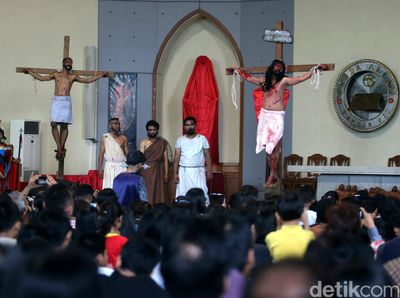 Teatrikal Jalan Salib di Bintaro