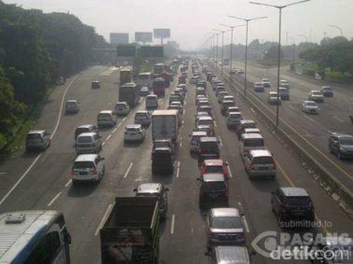 Volume Kendaraan Terus Meningkat, Tol Bekasi-Cikampek Hampir Parkir
