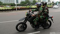 Sejumlah aparat gabungan TNI-Polri melakukan patroli di kawasan Bundaran HI, Jakarta, Jumat (25/3/2016).