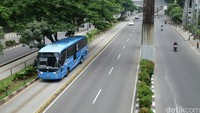 Penumpang bus TransJakarta juga sepi.