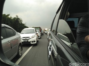 Kendaraan Padat, Contra Flow KM 53 Tol Cikampek Diberlakukan