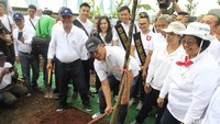 Direktur Utama BNI Achmad Baiquni saat menanam pohon di dampingi Direktur Utama Jasa Marga Adityawarman, Menteri BUMN, Rini Soemarno dan Menteri Lingkungan Hidup dan Kehutanan, Siti Nurbaya Bakar, menyaksikan penanaman pohon di Cikampek, Jawa Barat, Sabtu (26/03/2016).