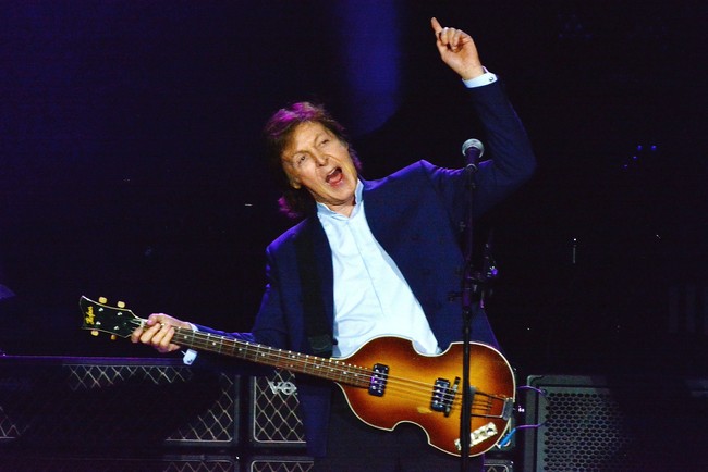 Musisi legendaris Paul McCartney dianugerahi gelar Knight oleh Ratu Elizabeth tahun 1997 atas jasanya di industri musik. Gelar itu menghadiahkan titel Sir di depan namanya, menjadi Sir James Paul McCartney. Foto: Jim Dyson