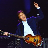 Musisi legendaris Paul McCartney dianugerahi gelar Knight oleh Ratu Elizabeth tahun 1997 atas jasanya di industri musik. Gelar itu menghadiahkan titel Sir di depan namanya, menjadi Sir James Paul McCartney. Foto: Jim Dyson