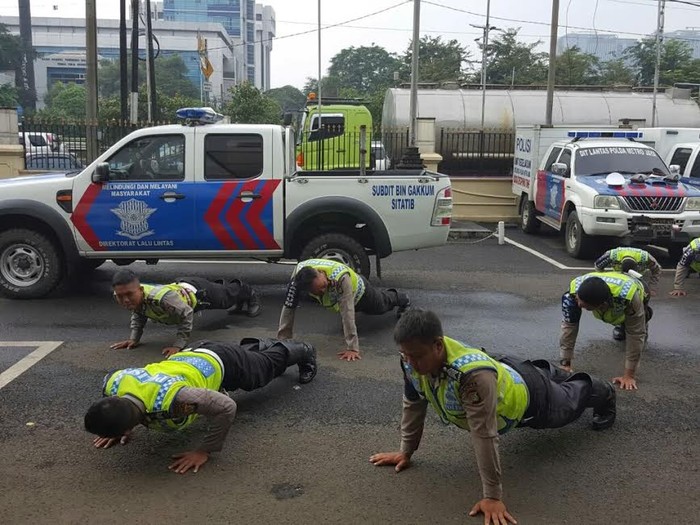 Saat Polisi yang Terlambat Apel di Polda Metro Kena Hukum Push Up