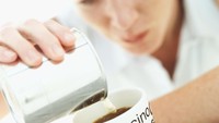 Batasi asupan kafein harian Anda menjadi 1 atau 2 gelas kopi per hari. Meminum kopi lebih dari 2 gelas per hari dapat menaikkan tekanan darah hingga 10 mmHg. (Foto: Thinkstock)