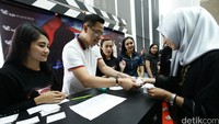 Fahmi Bagus Mahesa Pemimpin Kanwil II Bank Jabar Banten (BJB) melayani nasabah untuk menukarkan tiket nonton bersama film Batman Vs Superman : Dawn of Justice di bioskop CGV Blitz Grand Indonesia Jakarta.