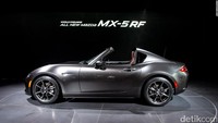 Mazda MX-5 FR. Mobil yang baru mendapat peringkat sebagai mobil terbaik dunia ini memang cantik. Mobil bahkan lebih cantik dengan atap terbuka. Atap hardtopnya bisa dilipat dalam 12 detik, lebih cepat dari atap jenis Targa. Foto: CNN