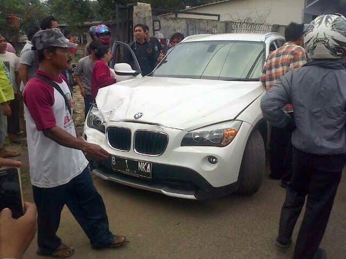 BMW Putih ini Tabrak Warung Rokok dan Sayur di Tangsel, 2 Orang Luka-luka