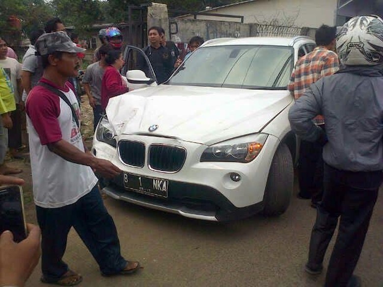 bmw putih ini tabrak warung rokok dan sayur di tangsel 2 bmw putih ini tabrak warung rokok dan sayur di tangsel 2
