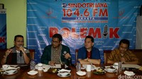 JH Sitorus Sekretaris Organda DKI Jakarta, Sarman Simanjorang Wakil Ketua Kadin DKI Jakarta, Mohamad Mova Al Afhgani Pakar Hukum dan Regulasi, Juni Prayitno Sekjen PPAD dan Andriyansyah menjadi pembicara dalam diskusi bertajuk Diuber Uber, di Jakarta, Sabtu (26/3/2016).