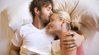 Dengan berpelukan selama 20 detik atau lebih, koneksi antara kedua orang tersebut dapat semakin kuat karena adanya hormon oksitosin yang dilepaskan. Nah, sudah peluk pasangan belum hari ini?  Foto: thinkstock