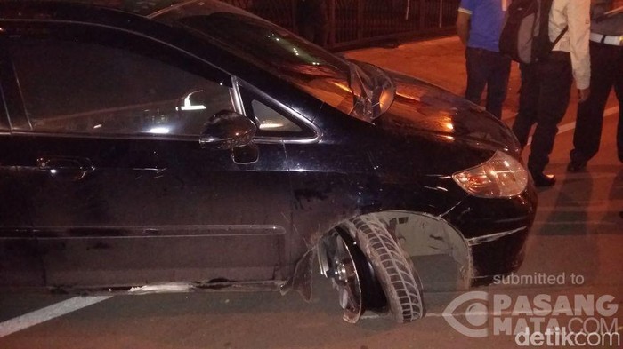 Sedan Tabrak Pembatas TransJ di Matraman, Lalin Padat di Sekitar Lokasi